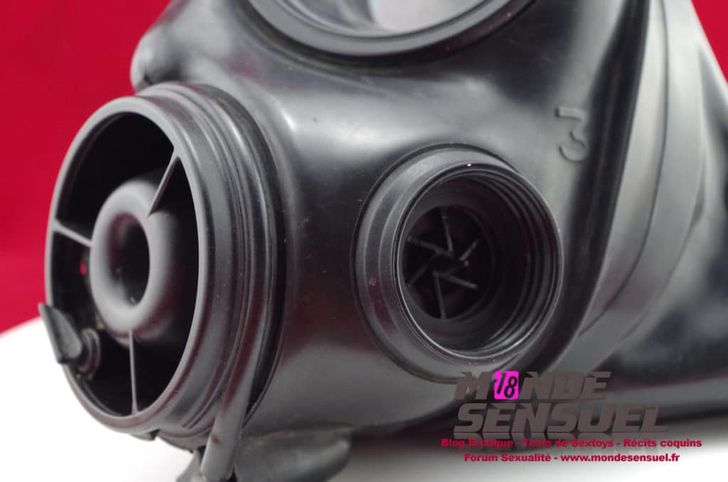zoom aération masque à gaz latex