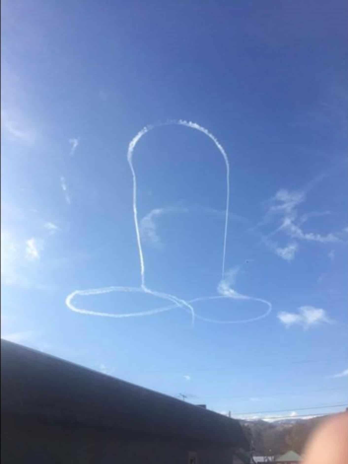 pénis dessiné dans le ciel